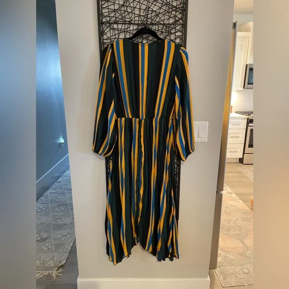 NWOT Gorgeous Striped V-Neck Dress - Picture 6 of 7